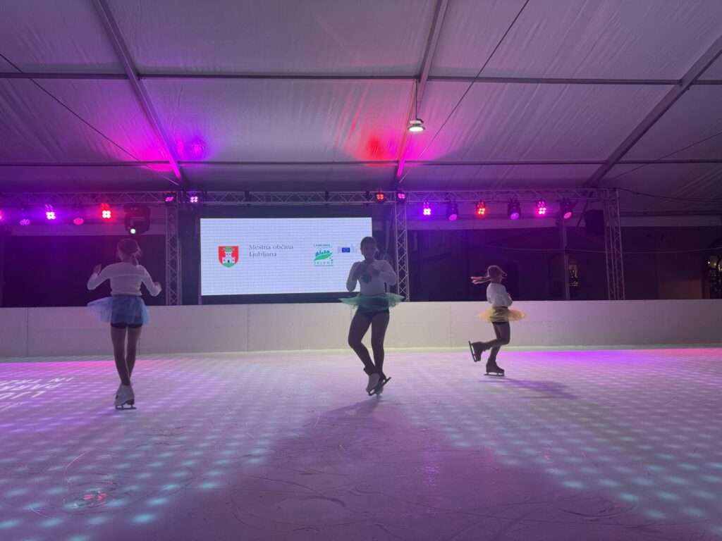 LED zasloni v ograji